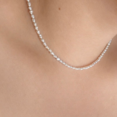 Choker z nepravidelných říčních perel