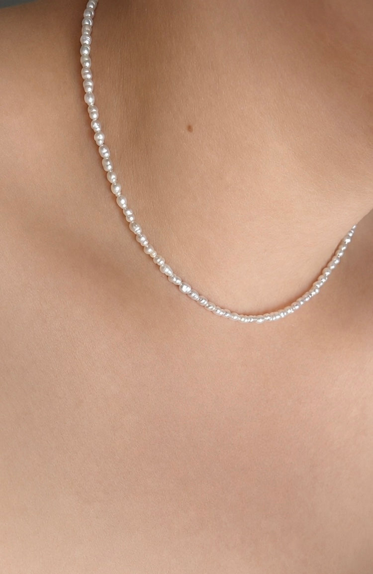 Choker z nepravidelných říčních perel